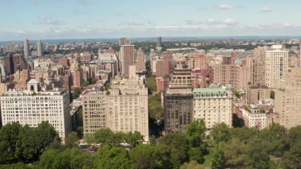 AERIAL: Vuelo a lo largo de la hermosa calle de la ciudad de Nueva York en el parque central en el soleado día de verano — Vídeos de Stock