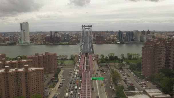 AERIAL: Utsikt över Williamsburg bron med tung biltrafik, New York City — Stockvideo