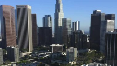 Los Angeles şehir merkezinin geniş manzarası, California Skyline, güzel mavi gökyüzü ve güneşli bir gün. 