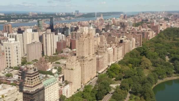 AERIAL: Hermosos edificios de la ciudad de Nueva York con Central Park en el soleado día de verano — Vídeo de stock