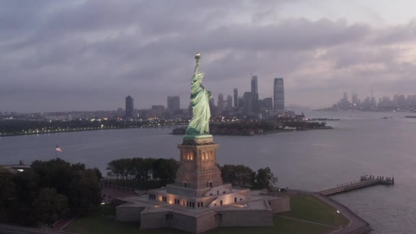 AERIAL: Krążąca Statua Wolności pięknie oświetlona wczesnym rankiem Nowy Jork — Wideo stockowe