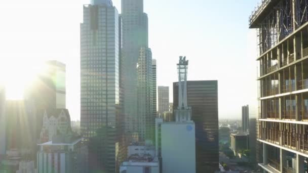 AERIAL: Primo piano del cantiere Grattacielo nel centro di Los Angeles, California Skyline a bellissimo cielo blu e sole soleggiato flair Day — Video Stock