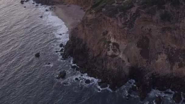 AERIAL: lot nad Malibu, Kalifornia widok na plażę Shore Line Paficic ocean o zachodzie słońca z urwiskiem górskim — Wideo stockowe