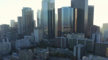 Güzel mavi gökyüzü ve güneşli bir günde evlere ve sokak trafiğine bakarak Los Angeles, Kaliforniya 'ya doğru uçuyoruz. 