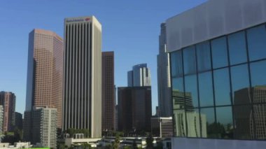 Los Angeles, Kaliforniya 'nın merkezindeki gökyüzü ve güneşli bir günde cam pencereli binanın arkasındaki gökyüzü. 