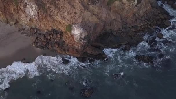 Malibu, California 'da sahil şeridi manzaralı Paficic Okyanusu üzerinde gün batımında dağ yamacıyla uçmak — Stok video