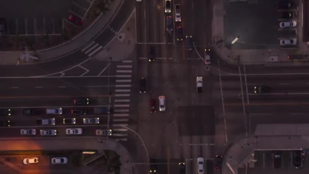 AERIAL: Vogelperspektive auf Culver City, Los Angeles, Kalifornien Verkehr, Sehenswürdigkeiten in der Dämmerung mit vorbeifahrendem Autoverkehr und Parkplatz — Stockvideo
