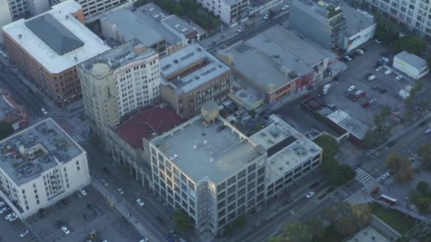 AERIAL: Vista aérea del centro del estacionamiento en Los Ángeles, California Skyline en el hermoso cielo azul y el sol soleado Día — Vídeos de Stock