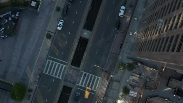 ERIAL: Epic slow lowering and cirring birds eye｜View over Downtown Los Angelesカリフォルニアの美しい日の出高層ビルの屋根と車の通行を望む光 — ストック動画