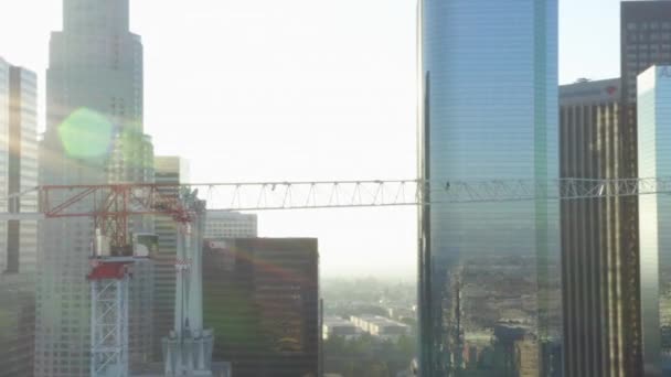 AERIAL: Primer plano de la grúa de rascacielos en el centro de Los Ángeles, California Skyline en el hermoso cielo azul y el soleado estilo soleado Day — Vídeos de Stock