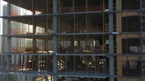 AERIAL: Close up of Construction Site Skyscraper no centro de Los Angeles, Califórnia Skyline no céu azul bonito e dia de sol ensolarado — Vídeo de Stock