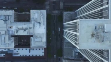 Slow Birds 'ün gözü Los Angeles şehir merkezindeki güzel Sunrise Light' ta gökdelenlerin çatılarını ve araba trafiğini gören uçuşu izliyor. 