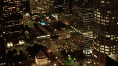 US Bank Tower 'ın gökdelen ayağı ve Los Angeles şehir merkezi, California' nın gece parlayan şehir ışıklarının yakın görüntüsü.