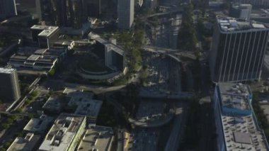 Los Angeles şehir merkezi, Kaliforniya kavşak trafiği palmiye ağaçları ve arka planda gökyüzü ve güneşli bir günde gökyüzü. 