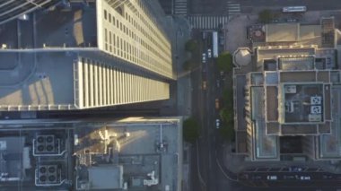 Slow Birds 'ün gözü Los Angeles şehir merkezindeki güzel Sunrise Light' ta gökdelenlerin çatılarını ve araba trafiğini gören uçuşu izliyor. 