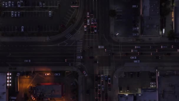 AERIAL: Vista panorâmica do trânsito de Culver City, Los Angeles, Califórnia, interesse ao entardecer com passagem de trânsito e estacionamento — Vídeo de Stock