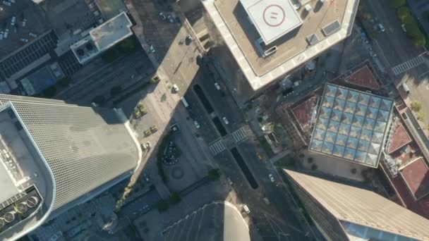 AERIAL: Pomalé klesající a kroužící ptáci oko Pohled na centrum Los Angeles Kalifornie v krásném východním světle s výhledem na střechy mrakodrapů a auta projíždějící — Stock video