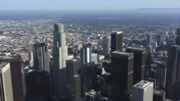 AERIAL: Breed uitzicht op het centrum van Los Angeles, Californië Skyline bij prachtige blauwe lucht en zonnige dag — Stockvideo