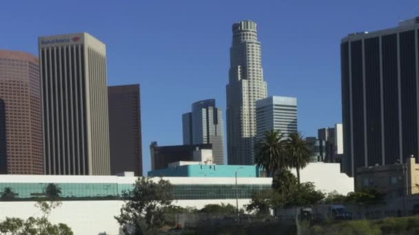 AERIAL：在美丽的蓝天和阳光灿烂的一天，从洛杉矶市中心飞往加利福尼亚的天际线 — 图库视频影像