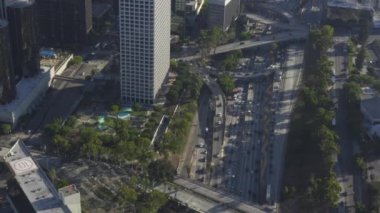 Los Angeles, Kaliforniya şehir merkezinin etrafında palmiye ağaçları ve güzel mavi gökyüzü ve güneşli bir günde Skyline ile kavşak trafiği 