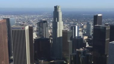 Los Angeles şehir merkezinin geniş manzarası, California Skyline, güzel mavi gökyüzü ve güneşli bir gün. 