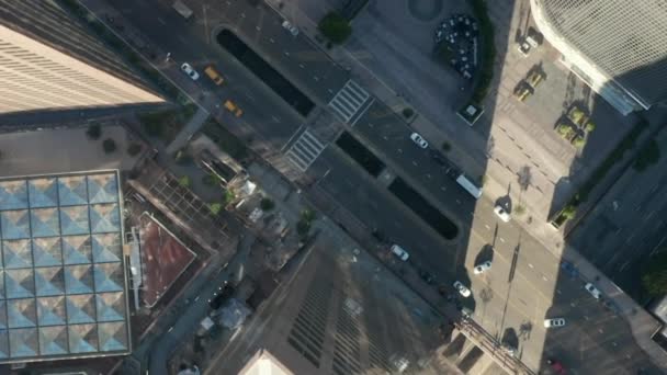 AERIAL: Epische langzaam neergaande en cirkelende vogels oog Uitzicht over het centrum van Los Angeles Californië in prachtige Sunrise Light met uitzicht op wolkenkrabber daken en autoverkeer passeren — Stockvideo