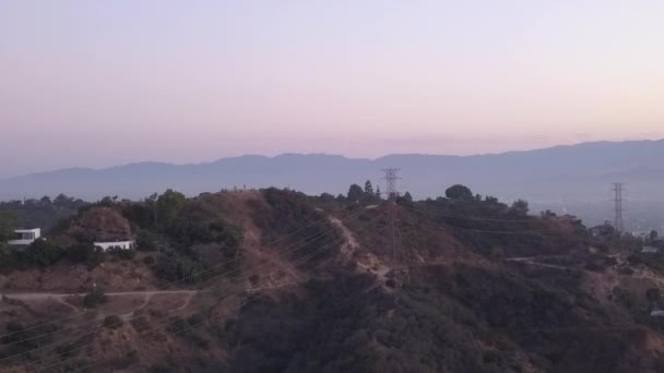 AERIAL: Sopra Hollywood Hills all'alba con vista sulle colline e sulla valle a Los Angeles — Video Stock