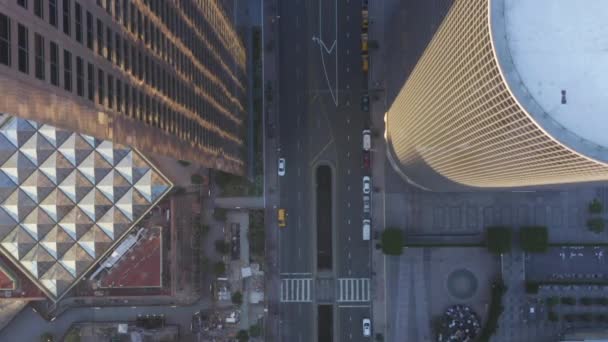 AERIAL：在美丽的日出光中，缓慢的鸟瞰飞行飞越洛杉矶市中心，俯瞰着摩天大楼的屋顶和经过的车辆 — 图库视频影像