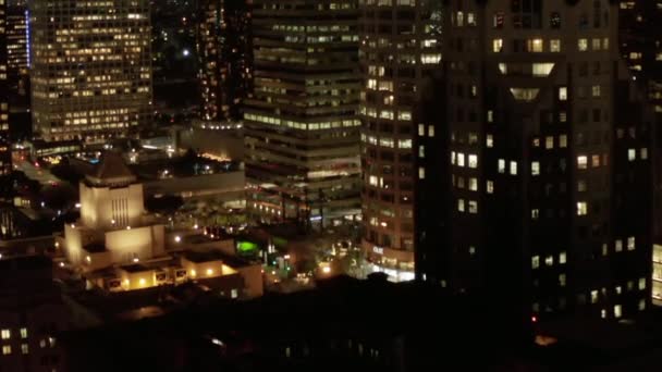 AERIAL: Centro de Los Ángeles, California por la noche, luces brillantes de la ciudad — Vídeo de stock