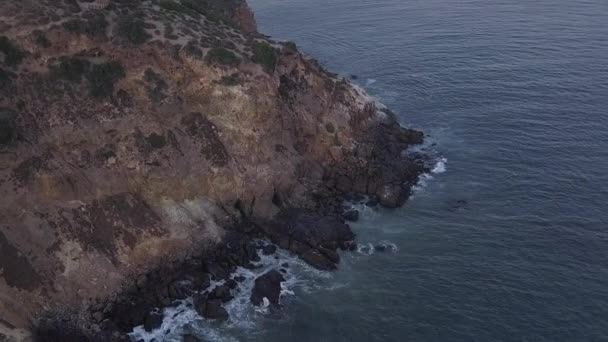 AERIAL: voo sobre Malibu, Califórnia vista da praia Shore Line Oceano Paficic ao pôr do sol com penhasco de montanha — Vídeo de Stock