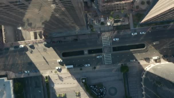 AERIAL: Olho de aves levante lento Ver voo sobre Downtown Los Angeles California Grand Avenue na bela Sunrise Light com vista para telhados de arranha-céus e tráfego de carros passando — Vídeo de Stock