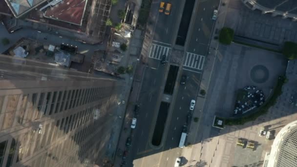 AERIAL: Epische langsame Senkung und kreisende Vogelperspektive Blick über die Innenstadt von Los Angeles Kalifornien im wunderschönen Sonnenaufgangslicht mit Blick auf Wolkenkratzerdächer und vorbeifahrenden Autoverkehr — Stockvideo