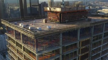 Los Angeles şehir merkezindeki inşaat alanı gökdelenine yakın, California Skyline 'da güzel mavi gökyüzü ve güneşli parlak bir gün.
