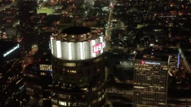 US Bank Tower 'ın gökdeleni ve Los Angeles şehir merkezinin gece karanlığında parlayan şehir ışıklarının yakın görüntüsü.