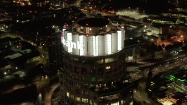 US Bank Tower 'ın gökdeleni ve Los Angeles şehir merkezinin gece karanlığında parlayan şehir ışıklarının yakın görüntüsü.