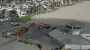 Venedik Plajı 'nda voleybol ağlarıyla uçmak palmiye ağaçları ve bisiklet yolu, Sunny, Los Angeles California 
