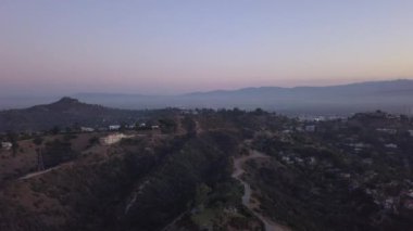 Hollywood tepelerinde, Sunrise 'da tepeler, vadiler ve Los Angeles manzaralı elektrik hatları. 