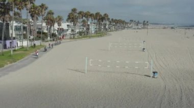 Venedik Plajı 'nda voleybol ağlarıyla uçmak palmiye ağaçları ve bisiklet yolu, Sunny, Los Angeles California 
