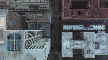 Slow Birds 'ün gözü Los Angeles şehir merkezindeki güzel Sunrise Light' ta gökdelenlerin çatılarını ve araba trafiğini gören uçuşu izliyor. 