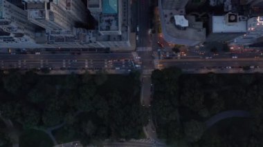Central Park 'taki yoğun araba trafiğiyle New York yoluna kuşların bakış açısı 
