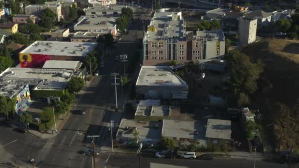 AERIAL: Fliegen Richtung Downtown Los Angeles, Kalifornien Skyline mit Blick auf Häuser und Straßenverkehr bei schönem blauem Himmel und sonnigem Tag — Stockvideo