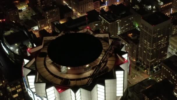 AERIAL: Close-up zicht op de US Bank Tower wolkenkrabber en het centrum van Los Angeles, Californië 's nachts, gloeiende stad lichten — Stockvideo