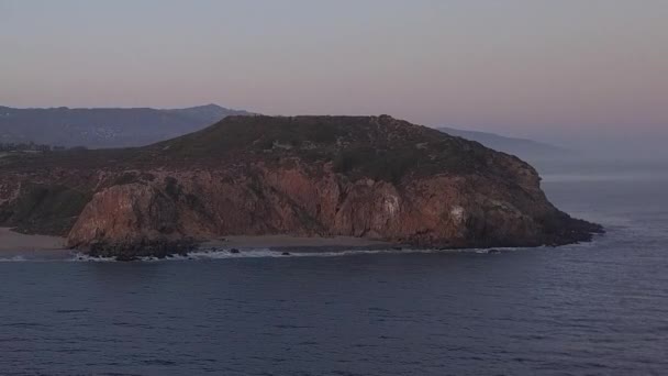 AERIAL: vuelo sobre Malibú, California vista de la playa Shore Line Paficic ocean al atardecer con acantilado de montaña — Vídeo de stock