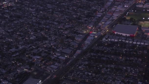 AERIAL: Weitblick auf die Innenstadt von Los Angeles, Kalifornien Skyline von Culver City in der Dämmerung, Nacht mit violettem Himmel — Stockvideo