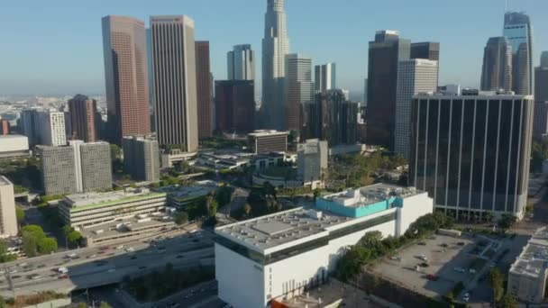 AERIAL: Ευρεία θέα στο κέντρο του Λος Άντζελες, Καλιφόρνια Skyline στο όμορφο γαλάζιο του ουρανού και ηλιόλουστη μέρα — Αρχείο Βίντεο