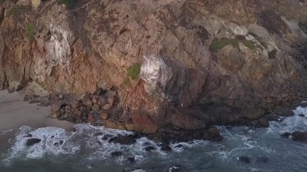 AERIAL: voo sobre Malibu, Califórnia vista da praia Shore Line Oceano Paficic ao pôr do sol com penhasco de montanha — Vídeo de Stock