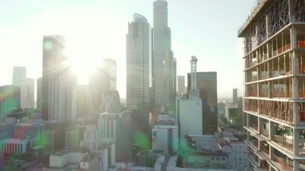 AERIAL: Close-up van de bouw Site Skyscraper in het centrum van Los Angeles, Californië Skyline op mooie blauwe hemel en zonnige zonnige flair Dag — Stockvideo