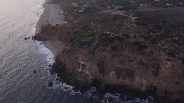 AERIAL: vlucht over Malibu, Californië uitzicht op strand Shore Line Paficic ocean bij zonsondergang met bergklif — Stockvideo