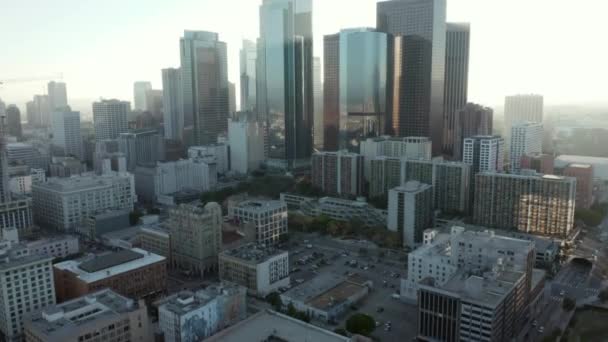 AERIAL: Vliegen naar het centrum van Los Angeles, Californië Skyline met uitzicht op huizen en straatverkeer op een prachtige blauwe hemel en zonnige dag — Stockvideo