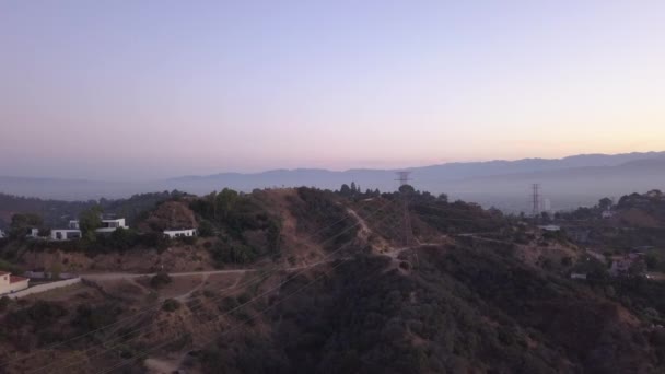 AERIAL: Over Hollywood Hills at Sunrise 에서 언덕 들 과 로스앤젤레스의 계곡을 조망하고 있는 모습 — 비디오